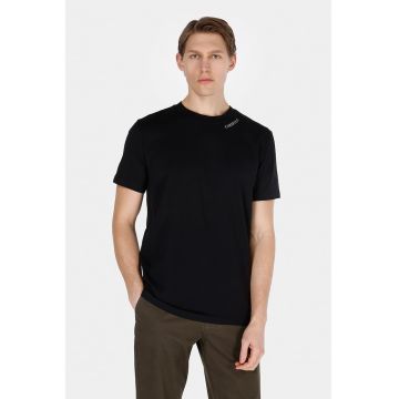 Tricou cu decolteu la baza gatului si text