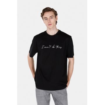 Tricou cu decolteu la baza gatului si text