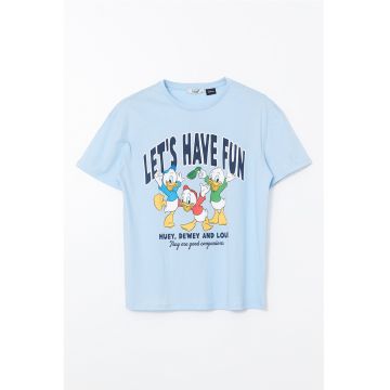 Tricou cu design grafic si decolteu la baza gattului