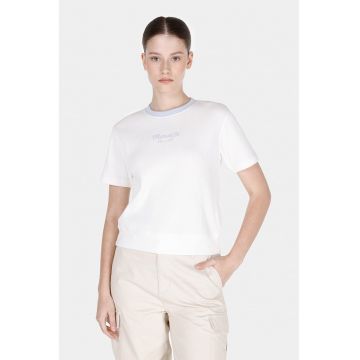 Tricou cu detaliu brodat si decolteu la baza gatului