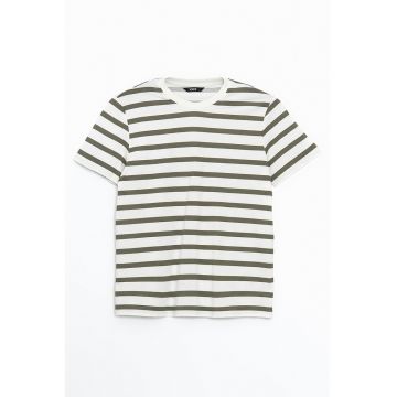 Tricou cu dungi si decolteu la baza gatului