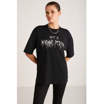 Tricou cu imprimeu text Maddie