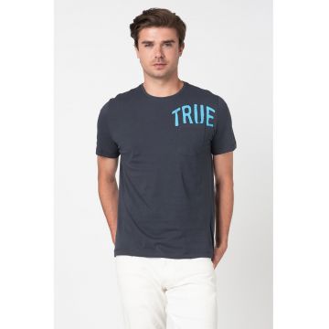 Tricou cu imprimeu text si buzunar pe piept