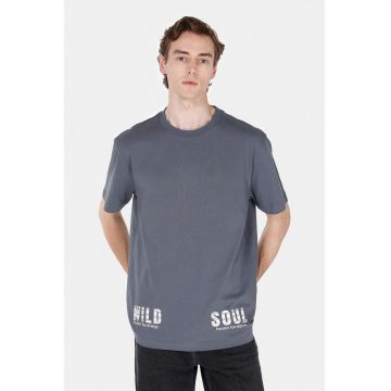 Tricou cu imprimeu text si decolteu la baza gatului