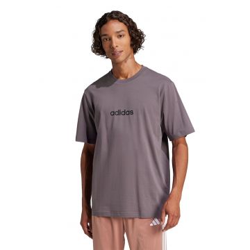 Tricou cu logo si decolteu la baza gatului
