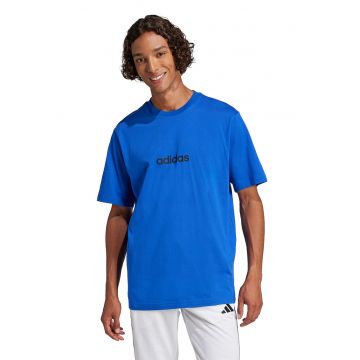 Tricou cu logo si decolteu la baza gatului