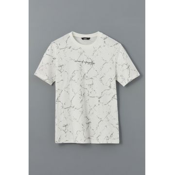 Tricou cu model si decolteu la baza gatului