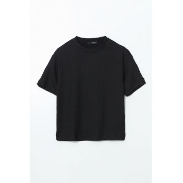 Tricou cu model uni si decolteu la baza gatului