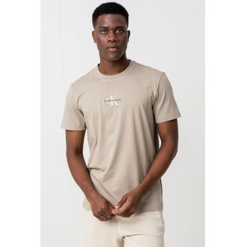 Tricou de bumbac cu decolteu la baza gatului si logo pe piept