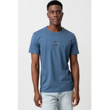 Tricou de bumbac cu decolteu la baza gatului si logo pe piept