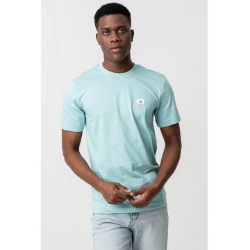 Tricou din bumbac cu decolteu la baza gatului si aplicatie logo discreta