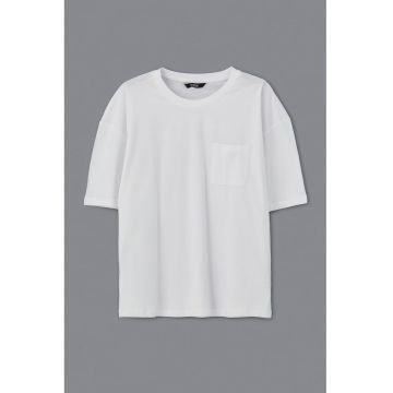 Tricou lejer cu buzunar pe piept
