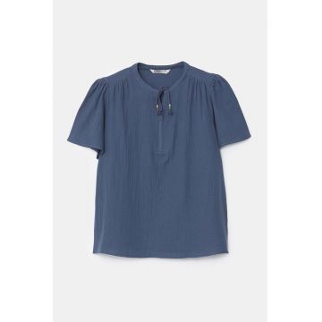 Tricou lejer cu decolteu cu snur