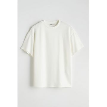 Tricou lejer cu decolteu la baza gatului