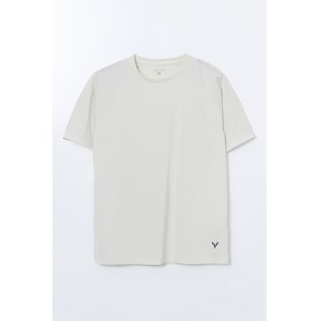 Tricou lejer cu decolteu la baza gatului