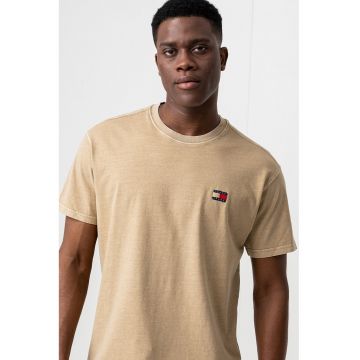 Tricou lejer cu decolteu la baza gatului