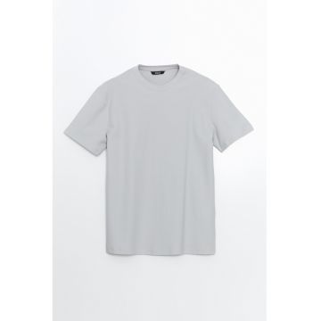 Tricou lejer cu decolteu la baza gatului