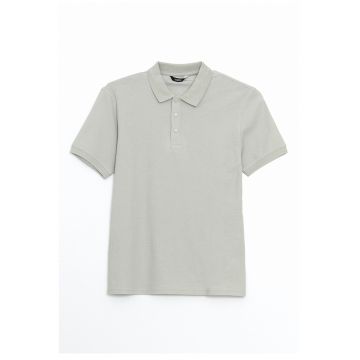 Tricou polo cu fenta cu capse