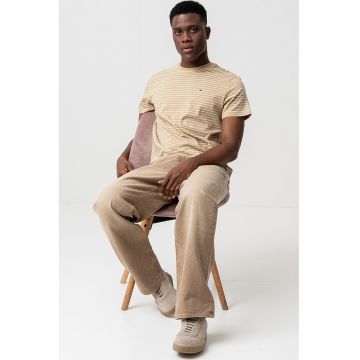 Tricou regular-fit cu model