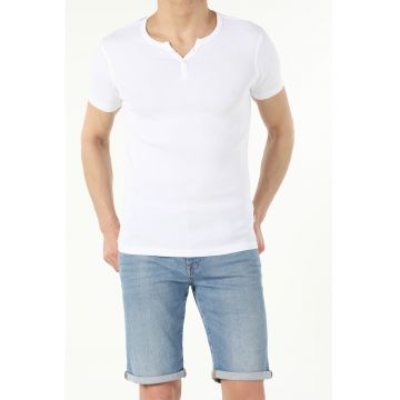 Tricou slim fit cu fenta cu nasturi
