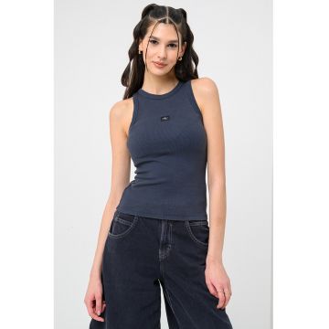 Top cu logo discret