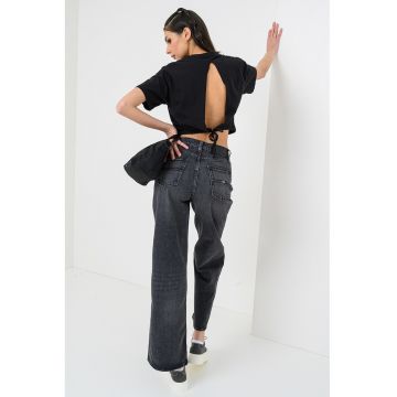 Tricou crop cu decupaj pe spate