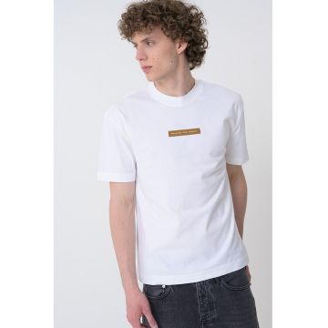 Tricou cu decolteu la baza gatului