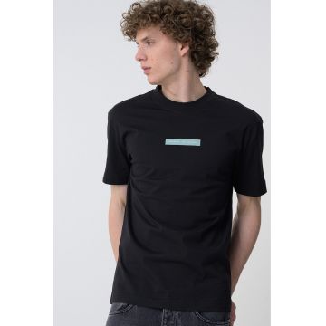 Tricou cu decolteu la baza gatului