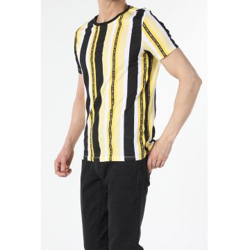 Tricou cu decolteu la baza gatului cu dungi si text