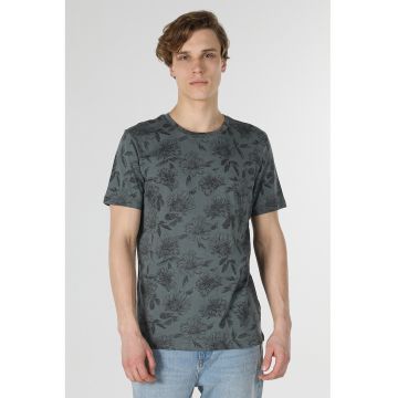 Tricou cu decolteu la baza gatului si imprimeu