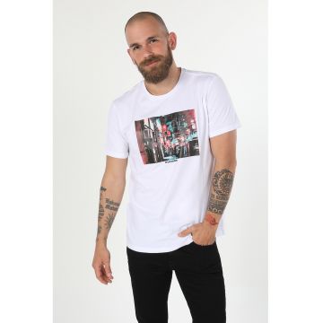 Tricou cu decolteu la baza gatului si imprimeu foto