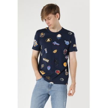 Tricou cu decolteu la baza gatului si imprimeu grafic
