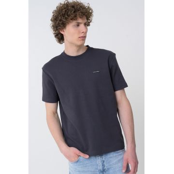 Tricou cu decolteu la baza gatului si logo