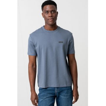 Tricou cu decolteu la baza gatului si logo
