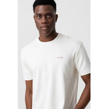 Tricou cu decolteu la baza gatului si logo