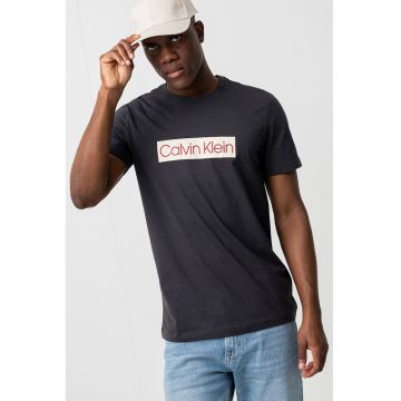 Tricou cu decolteu la baza gatului si logo