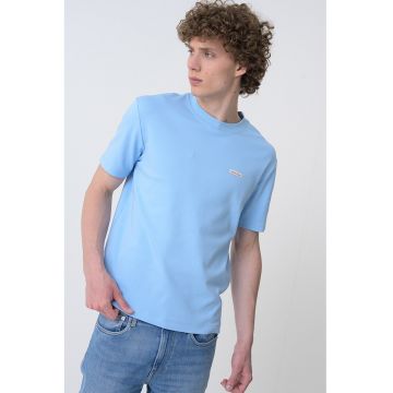Tricou cu decolteu la baza gatului si logo