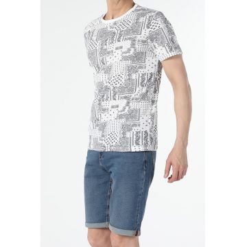 Tricou cu decolteu la baza gatului si model grafic