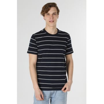 Tricou cu decolteu la baza gatului si model in dungi