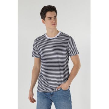 Tricou cu decolteu la baza gatului si model in dungi