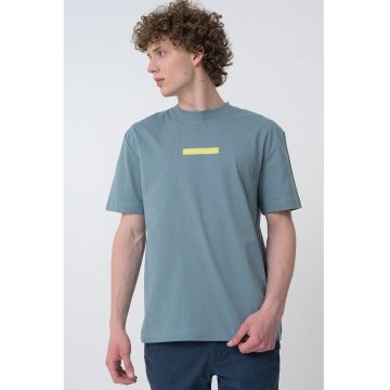 Tricou cu decolteu la baza gatului