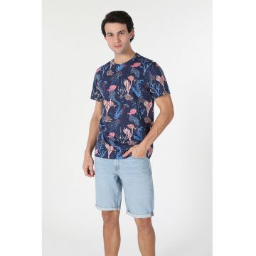 Tricou cu imprimeu grafic si decolteu la baza gatului
