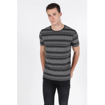 Tricou cu imprimeu si decolteu la baza gatului