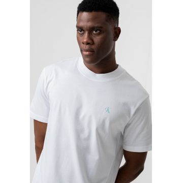 Tricou de bumbac cu decolteu la baza gatului si imprimeu logo pe spate