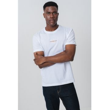 Tricou de bumbac cu decolteu la baza gatului si logo pe piept