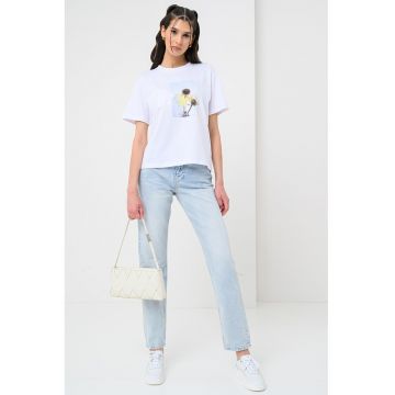 Tricou lejer cu imprimeu si decolteu la baza gatului