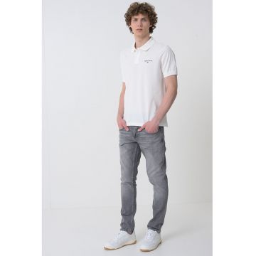 Tricou polo cu logo discret