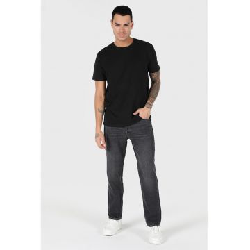 -Tricou regular fit cu decolteu la baza gatului