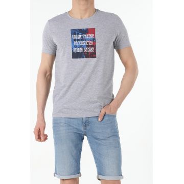 Tricou regular fit cu imprimeu abstract si text