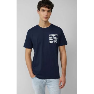 Tricou barbati cu decolteu la baza gatului si imprimeu cu o imagine